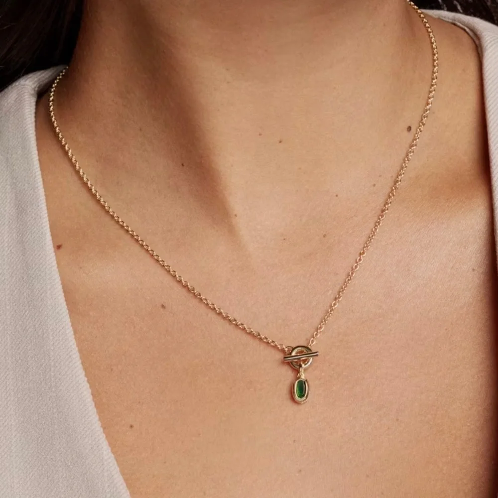 Kendra Scott Mini Elisa Toggle Gold Short Pendant Necklace in Green Tiger's Eye - Picture 4 of 5